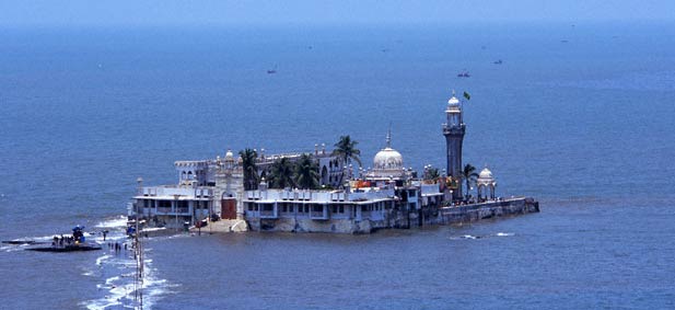 Haji-Ali-Mosque-in-Mumbai-India-09